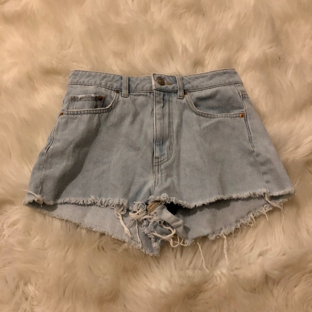 H&M light wash jean shorts!